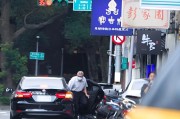 通许台当局这个单位的公车，给了狗了