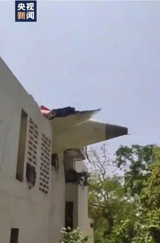印度一波音787客机坠毁机上242人、地面5名学生遇难！我驻印度使馆：机上无中国(🦓)籍乘客